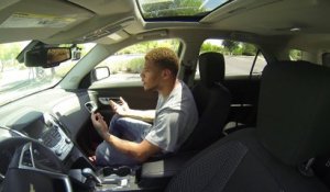 Un joueur de Football américain s'enferme dans une voiture au soleil pour voir combien de temps il peu supporter la chaleur