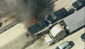 Californie : des voitures détruites par un incendie en pleine autoroute