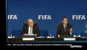 FIFA : Sepp Blatter arrosé de billets en pleine conférence de presse !