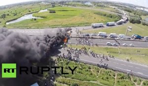 Images aériennes de l’impressionnant feu sur l'autoroute de Calais