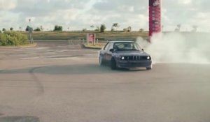 BMW E30 V8 Turbo fait des drifts géniaux avant d'être arrêtée