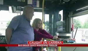 Un chauffeur de bus arrête son véhicule pour faire un geste très noble