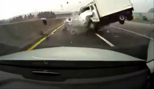 Terrible accident de voiture sur une autoroute