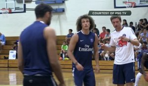 PSG - Ibra montre ses talents de basketteur