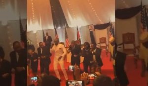 Barack Obama danse le "Lipala" au Kenya