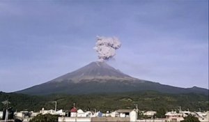 Le volcan du Mexique Popocatepetl crache une colonne de cendres