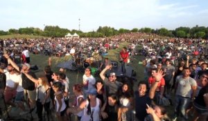 1000 musiciens reprennent une chanson des Foo Fighters "Learn To Fly"