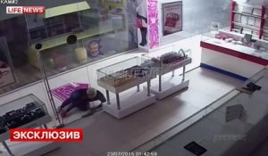 Ce voleur russe braque une bijouterie avec une canne à peche
