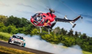 Un duel épic entre une voiture de drift et un hélicoptère de voltige