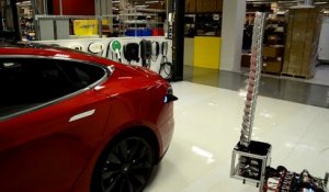 Un robot en forme de tentacule charge la supercar Tesla Model S electrique