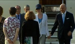 Isabelle Prime est accueillie par François Hollande et Laurent Fabius à Villacoublay