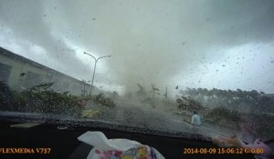 Une tornade emporte les piétons et voitures à Taiwan
