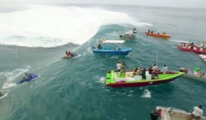 Des images époustouflantes filmées par un drone de surfeurs à Teahupoo