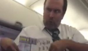 Quand ce steward comique montre des consignes de sécurité dans un avion, tout le monde l'écoute !