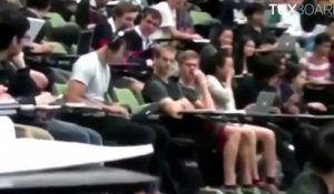 Un étudiant regarde un porno en amphi en pensant que son casque est branché