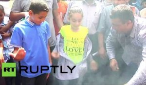 Les Palestiniens brûlent des uniformes scolaires