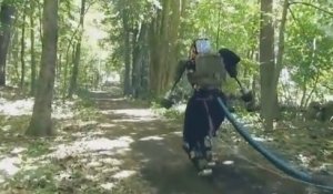 Un robot humanoïde ahurissant capable de courir en forêt sans tomber !