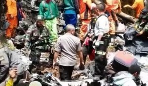 Crash en Indonésie: les corps en cours d'évacuation de la jungle