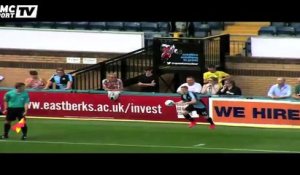 Un ramasseur de balle célèbre un but avec les joueurs