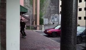 Le skateur Billy Nelson se fait percuter par une voiture (États-Unis)
