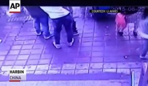 5 personnes avalées par un trou en attendant le bus (Chine)