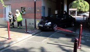 Une voiture folle percute un mur, dans une résidence du Vieux-Lille