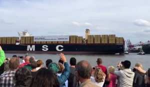 Le bateau porte-container le plus gros du monde en mode Star Wars lors de son entrée au port!