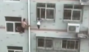 Une fillette sauvée de justesse alors qu'elle allait chuter du quatrième étage