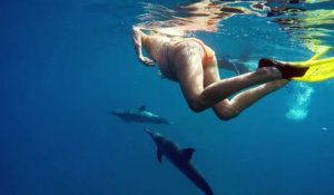 Une femme enceinte nage avec les dauphins... Trop mignon!
