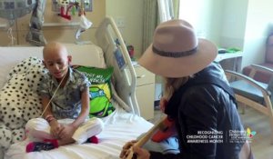 Un enfant malade du cancer chante "fight song" de Rachel Platen et c'est tellement émouvant!