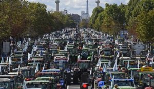 Les agriculteurs investissent la place de la Nation à Paris