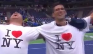 Novak Djokovic danse avec un supporter après sa victoire à l'US Open
