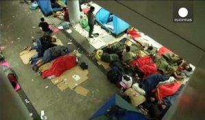La Hongrie achemine des migrants vers la frontière autrichienne