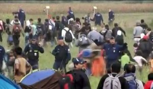 Hongrie : des centaines de migrants forcent un cordon policier près de la frontière serbe