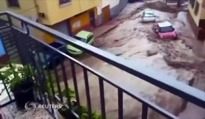 Inondations en Espagne : dans une rue d'Adra, camions et voitures emportés par les eaux