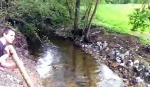 Traverser un cours d'eau avec un baton