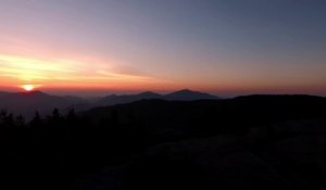 Levé de soleil magnifique filmé au drone - Cascade Mountain