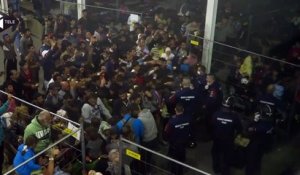 En Hongrie, 300 réfugiés parqués pour la distribution de vivres