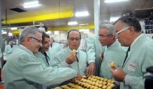 François Hollande dégustant une madeleine à la biscuiterie Saint-Michel de Contres