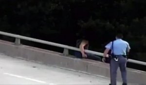 Un Policier sauve un Homme du Suicide.. Qui le Remercie par un Gros Câlin !!