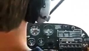 Le pilote de cet avion fait semblant de tomber dans les vapes