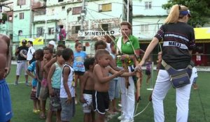 JO: les enfants d'une favela de Rio découvrent le tir à l'arc