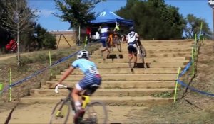 Ce Cycliste qui a une Technique Unique pour Monter les Escaliers