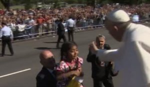 Comment une fillette vole la vedette au pape sur les télés, en 42 secondes