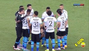 Un joueur de foot se pisse dessus en plein match, caché par ses coéquipiers...