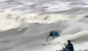 Chine : des surfeurs s'attaquent aux grandes marées spectaculaires de Hangzhou