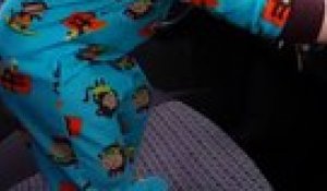 Un Bebe Met Le Volume A Fond Et Danse Dans Une Voiture Enorme Sur Orange Videos