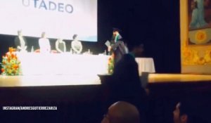 Il imite le cri et la gestuelle de Cristiano Ronaldo lors d'une remise de diplômeshis