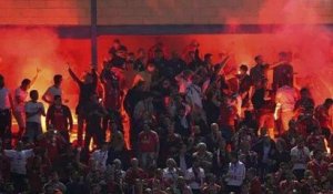 Les fans de Benfica lancent des fumigènes sur ceux de l'Atlético de Madrid