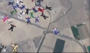 Record du monde : 202 parachutistes se réunissent en plein vol